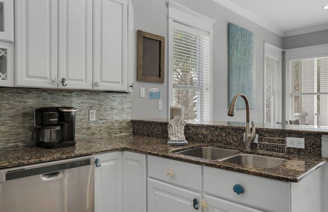 4BR Home, Private Pool, Steps From Beach, Minutes to Top Attractions - Foto 18