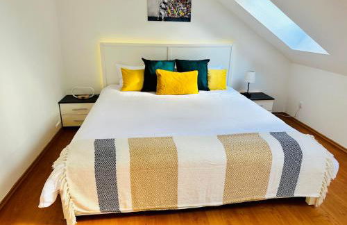 Trendige Dachgeschosswohnung in Connewitz - 3 Schlafbereiche - Platz für bis zu 5 Personen - tolle Lage und öffentliche Verkehrsmittel - Foto 1