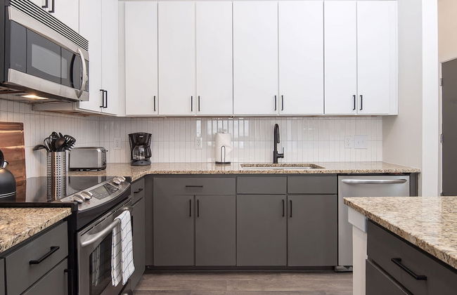 Uptown 1st Ward Corner Unit Superior 2BD Apt - Foto 13