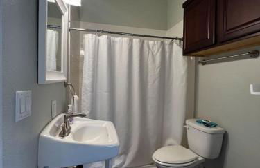 Comfortable 2-Queen Suite Near Hospital WB3 - Photo 19