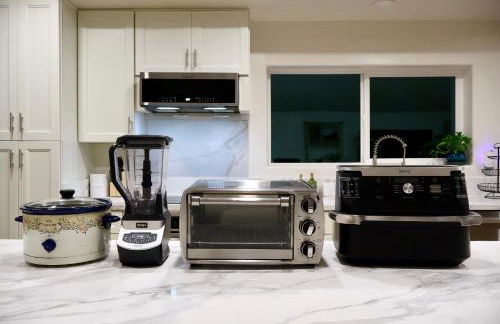 2 Masters, Newly renovated with new furnishings - 4BR 3BA - Photo 20