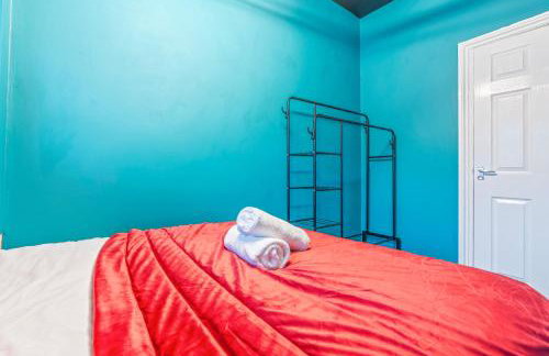 4 Bedroom House in Eccles, Trafford, Manchester - Sleeps 10 - 3 Double Beds - 4 Single Beds - FREE PARKING, Garden & Fast Fibre Wi-Fi - Close to Trafford Centre, MediaCityUK, Salford Quays, and both Old Trafford stadiums - Foto 10