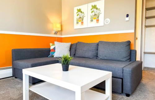 Sleeps 8 2 Full Apartments 5 Beds Parking plus WIFI - Foto 1