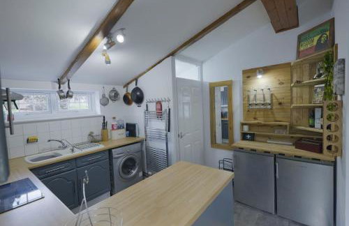 Quirky & cosy 1 or 2 bedroom house in peaceful village - Photo 3