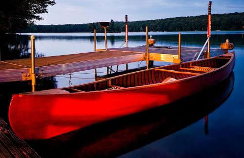 Lakefront Hot Tub Canoes Game Room Wood FP - Foto 22