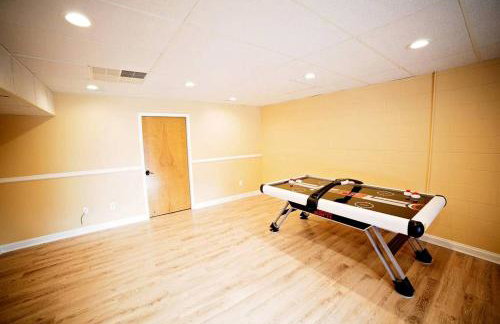 Stately Luxury Vacation Rental with a Private Hot Tub near Brown County State Park, Indiana - Foto 14