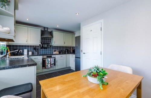 Charming Townhome Retreat, close to Manchester - Photo 17