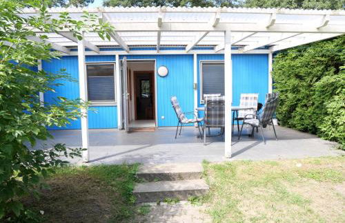 "Blaues Haus am See mit Boot" - Foto 2