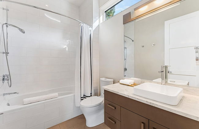 Lakeview Luxury Home in Vineyard w Infinity Pool hot tub - Photo 45