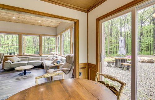 10 Mi to Mtn Resort Normalville Cabin with Balcony! - Foto 7