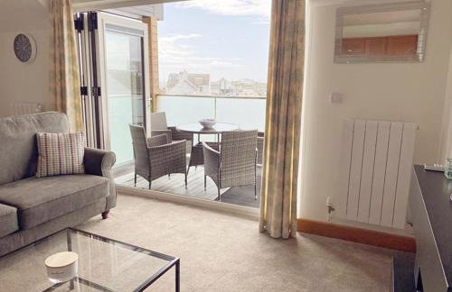 1 Y Bae - Top Floor Apartment - Photo 5