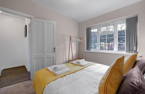 Family-Friendly 4-Bed near Parks & Transport Links - Foto 32