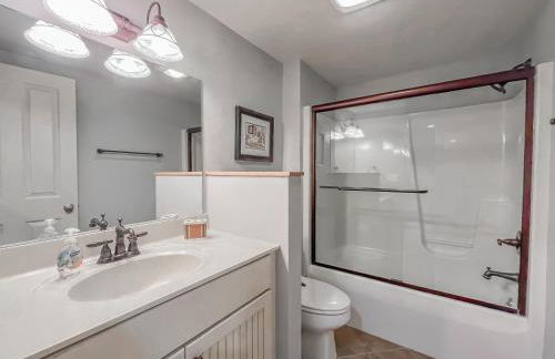 Luxury Stunning Mountaintop Home with Hot Tub and Lake Views - Foto 33