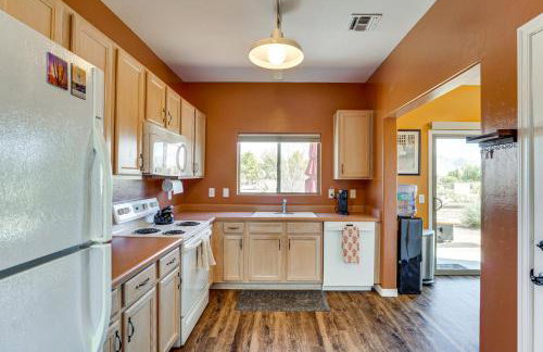 Hot Tub Access and Fire Pit Green Valley Getaway! - Foto 10