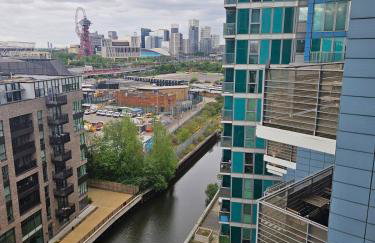 Executive E15 Apartment - Skyline Terrace & Free Private Parking - 5-min Walk to Abba Arena - Foto 21