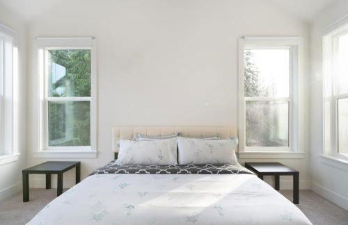 Elegant 3-Story House with Private Backyard in WA - Photo 36