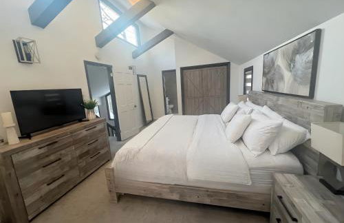 Amazing Poconos House . Sauna/Hot Tub/Private Pool - Foto 30