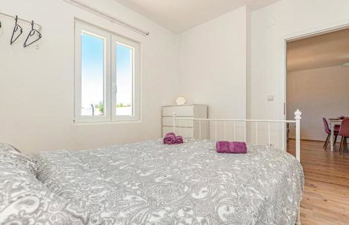 2 Bedroom Lovely Apartment In Danilo - Photo 18