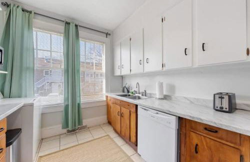 Retro 1BR in Elizabeth with Porch & Eclectic Design - Foto 11