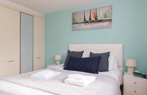 Sunny & Modern Near the Beach & Village w Parking - Foto 14