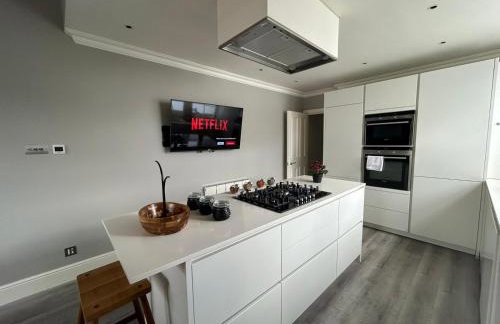 Beautiful and spacious 2 bed, 2 bath apartment bordering Fulham and Chelsea - entire apartment with private entrance - Foto 3