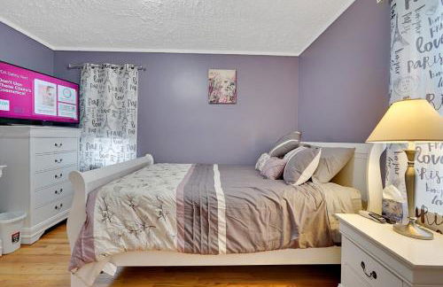 Super Cute & Cool Home with 65Inch TV 2Baths 4 Bedrooms 2King Beds BBQ Grill Fenced Backyard - Foto 43