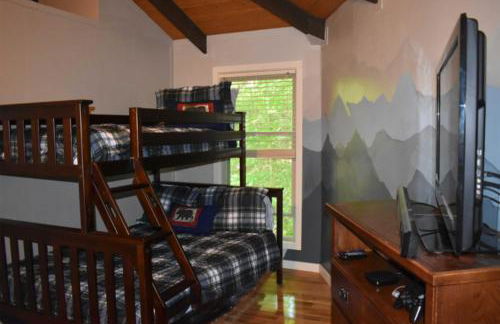 2 Mi to Skiing! Wooded Beech Mtn Retreat with Decks - Foto 53