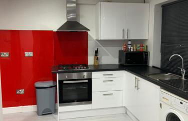 Nicely furnished 2 Bedroom Property Independent with Parking - Foto 42