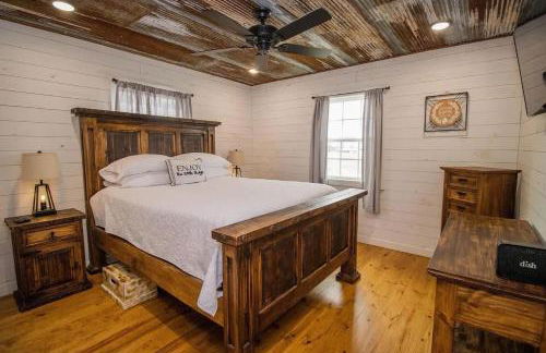 Ozark Escape - Hot Tub Mountain Views and Near Buffalo River - Photo 13