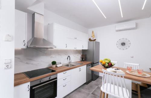 Aphrodite Luxury Accommodation - Photo 22