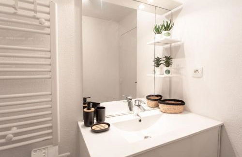 L44 1BDR Flat 10mins walk to port/Balcon, Parking, AC - Foto 24