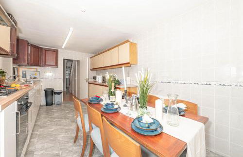 Xtra Large 4 Bedroom House with Heating Sleeps 14 Near Station and ExCeL - Foto 15