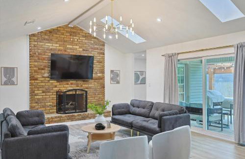 3-BD Backyard Oasis w Pool Patio Firepit - Foto 9