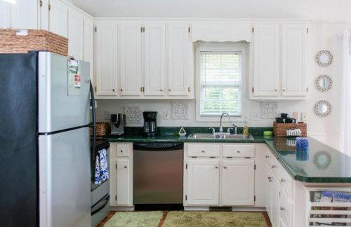 Serene Lakefront Home with Hot Tub and Boat for Rent! - Foto 5