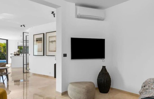 Relax in Luxury at This Stunning Seaside Villa - Photo 19