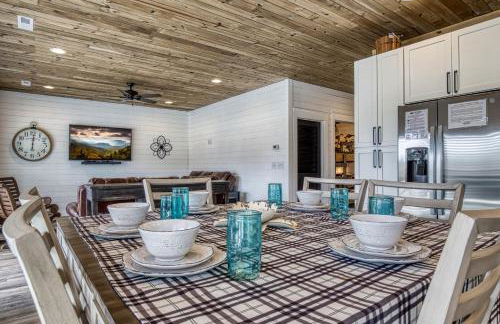 Lazy River Cabin, River Front, Hot Tub, WIFI, 560 in FREE Attraction tickets each paid day! - Foto 11