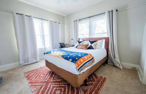 Work Desk- FirePit-Pool-Steps to UofA - Foto 52