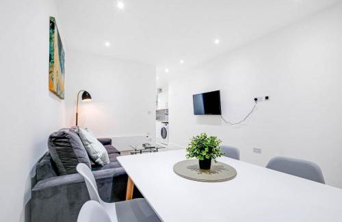 Luxurious 1 Bed Serviced Apartment with Wi-Fi - Photo 73