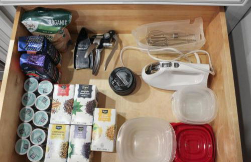 Cheerful 5-bedroom w/Screened Patio, Sleeps 10 in the heart of Fremont! - Foto 28