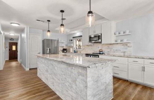 5BR 3.5BA Waterfront Boat, Dock and Kayaks, Lake McQueeney by Austin Vacay - Foto 5