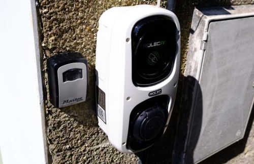 The Wave Cottage - 3 Bedroom with off road Parking for 3 Cars or Vans & EV point - Photo 45