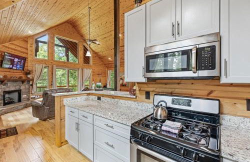 Romantic Cabin w Rain Shower & Spa Tub - Photo 18