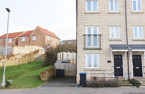 Gregor Place Modern four Bedroom House in Calne with Private Parking, perfect for teams or families staying in the area, Long stays welcome - Photo 48