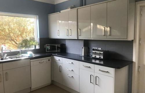 Spacious 5-Bedroom Victorian House Near Sandbanks - Sleeps 14, Parking & Garden - Foto 7