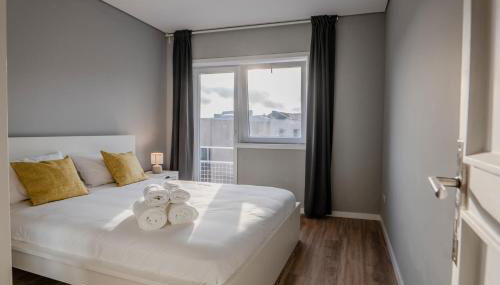 3BR Flat by Casa da Música, Central, Sleeps 6, 2D - Foto 2, towels