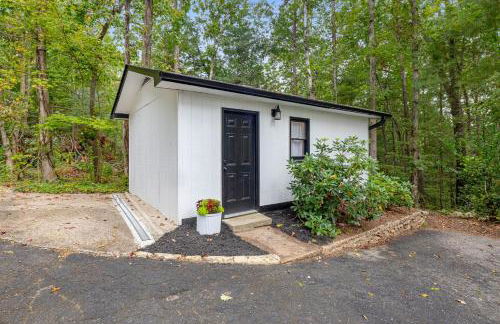 Fun & Funky Asheville Home with Pool Table, Darts - Foto 39