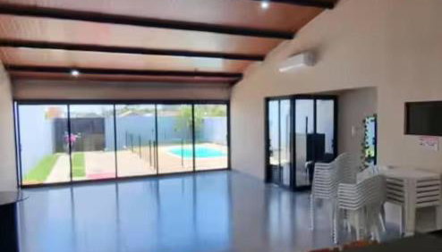 Macadamia Casa de temporada com 1 quarto climatizado com 1 cama casal e 1 beliche e amplo espaço climatizado ideal para acomodar colchões extras e receber mais pessoas com conforto - Foto 5