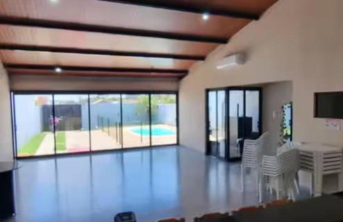 Macadamia Casa de temporada com 1 quarto climatizado com 1 cama casal e 1 beliche e amplo espaço climatizado ideal para acomodar colchões extras e receber mais pessoas com conforto - Foto 5