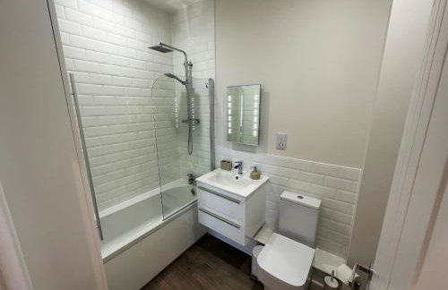 Beachfront Bliss Apartment - Near Hythe - On Beach Seafront - Private Parking - Photo 11