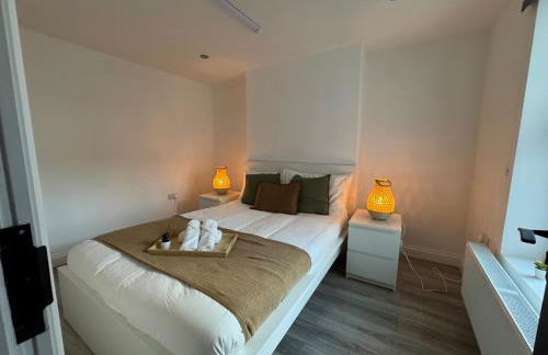 Modern Central Apartments with Balcony - Photo 9